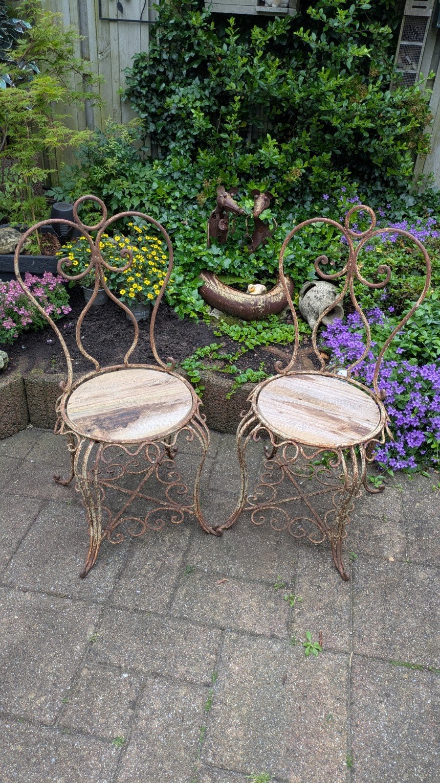 Twee handgesmede tuinstoelen., Ophalen
