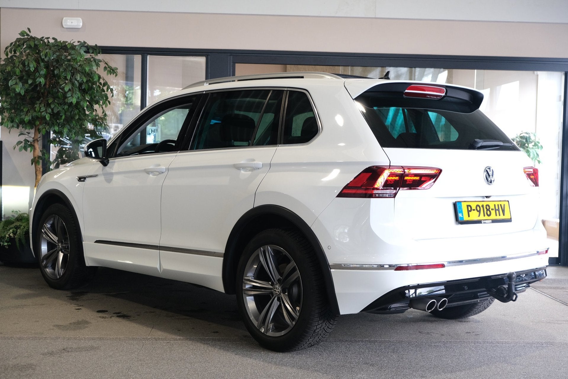 Volkswagen Tiguan 1.4 TSI 4Motion 150pk DSG R-line Pano ACC, Auto's, Automaat, Dealer onderhouden, Gebruikt, 4 cilinders