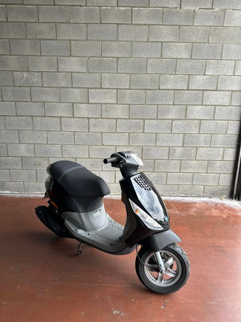 Piaggio zip 2000 2 takt 50cc, Fietsen en Brommers, Scooters | Piaggio, Zo goed als nieuw, Zip, Maximaal 45 km/u, Tweetakt, Ophalen