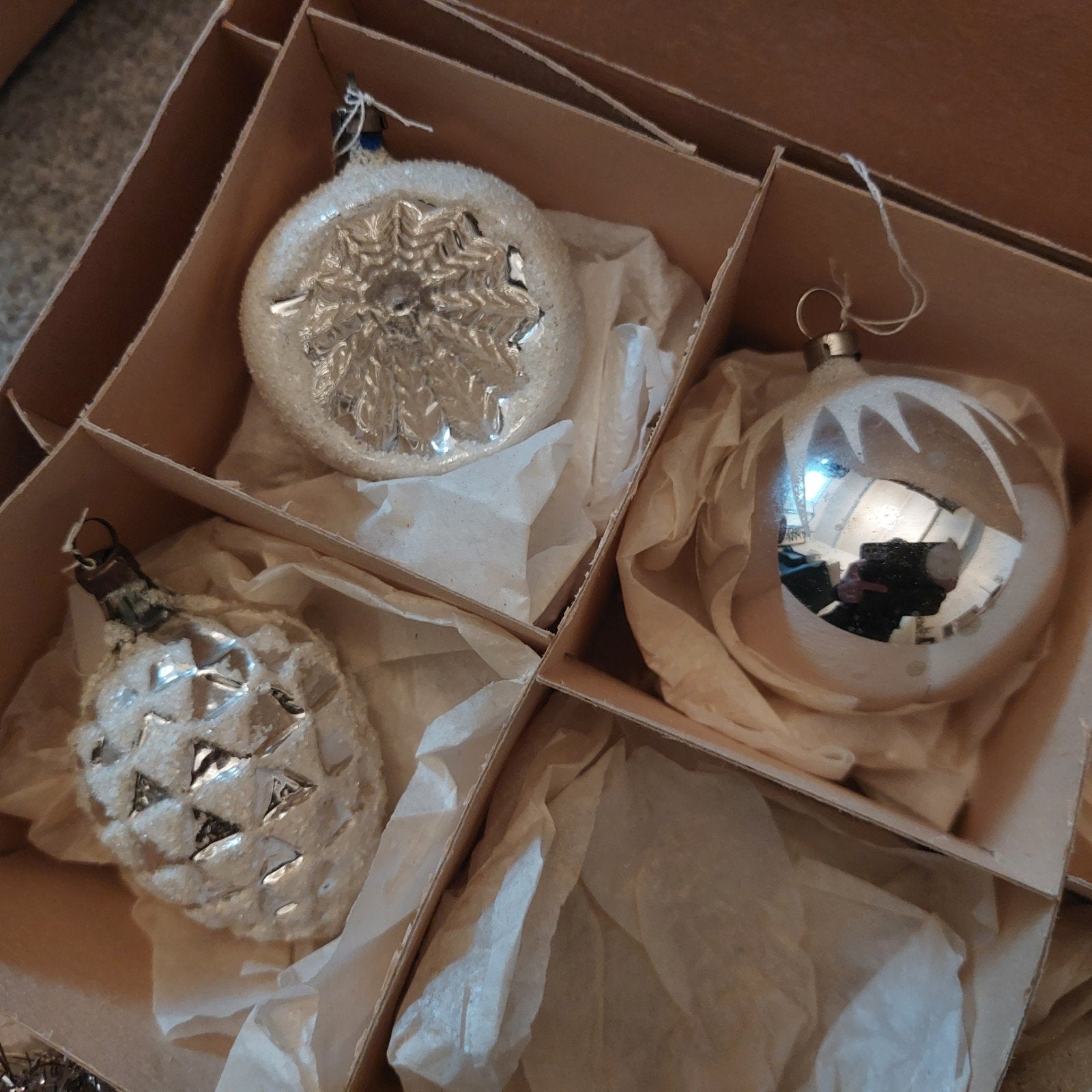 4 antieke kerstballen in oude doos, Diversen, Ophalen of Verzenden, Gebruikt
