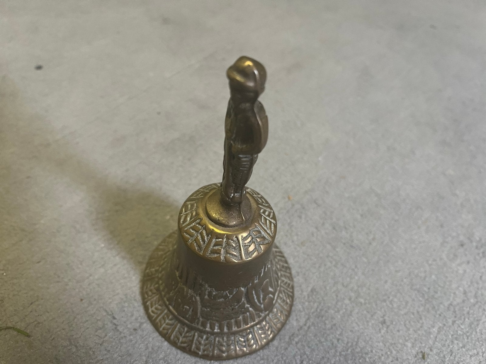 Antieke koperen tafelbel met figuur, Antiek en Kunst, Ophalen of Verzenden, Koper