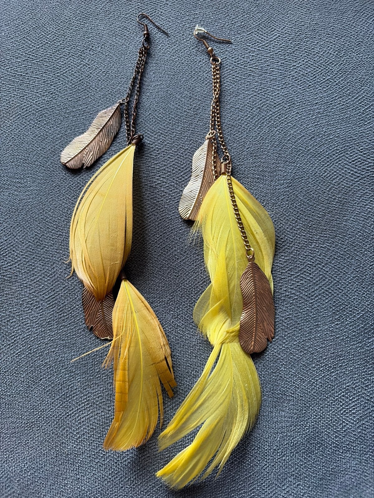 Gele veren oorbellen met bronzen accenten, Overige materialen, Hangers, Geel, Ophalen of Verzenden