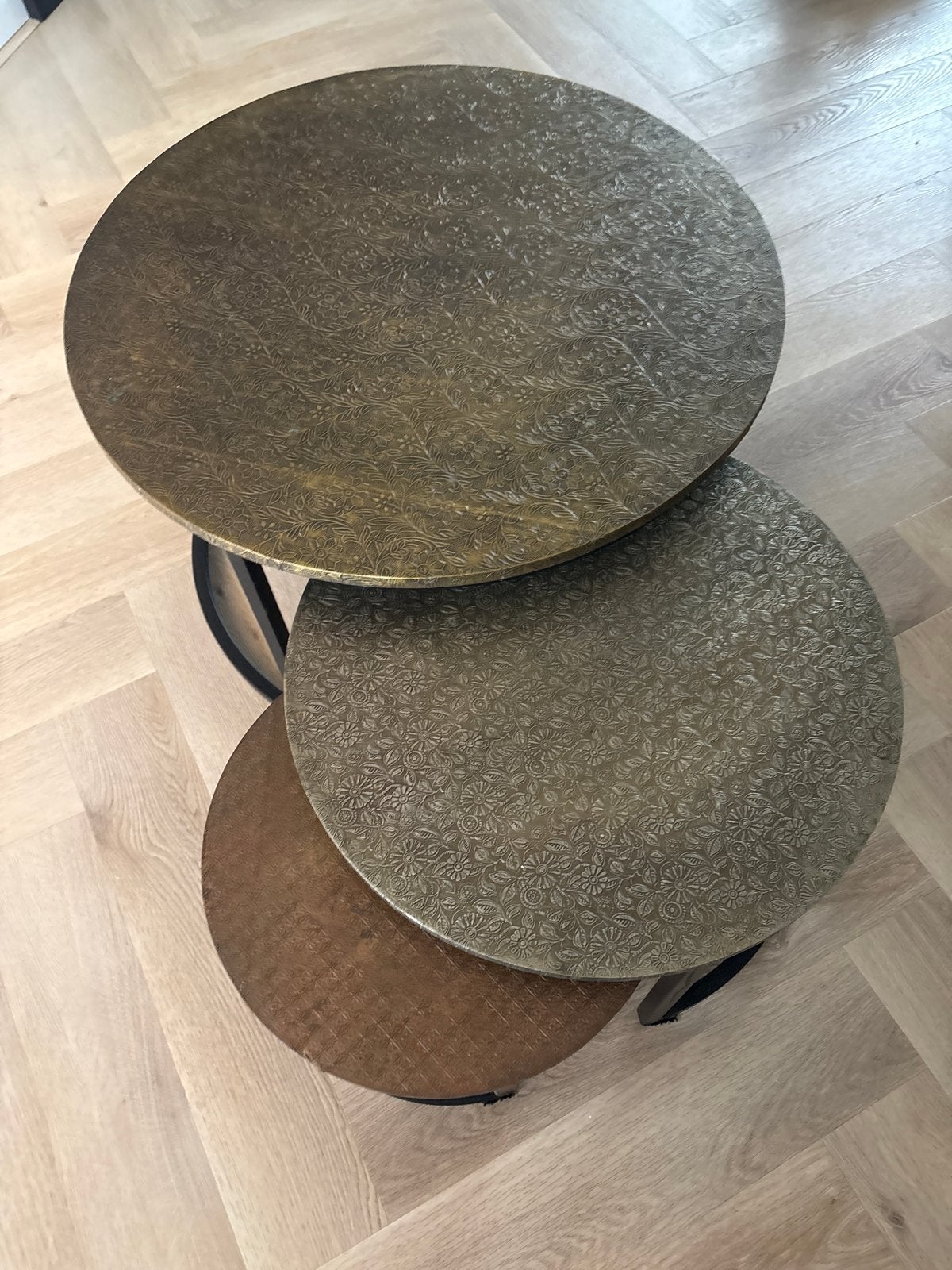 Set van 3 messing bijzettafels met patroon, Minder dan 45 cm, Gebruikt, Metaal of Aluminium, Rond