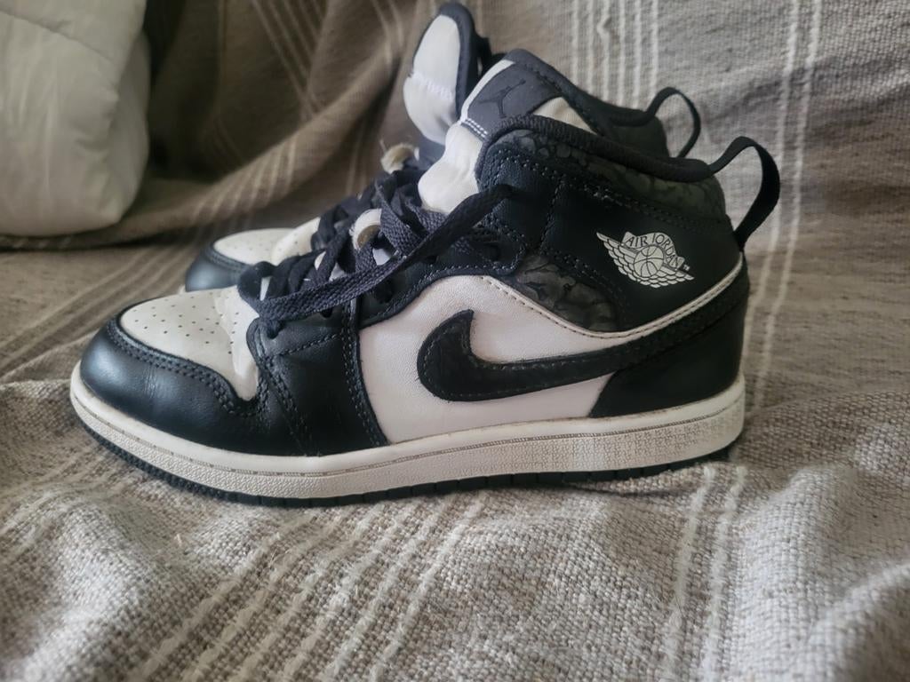 Jordan 1 mid black elephant maat 34, Ophalen of Verzenden, Jongetje of Meisje, Schoentjes