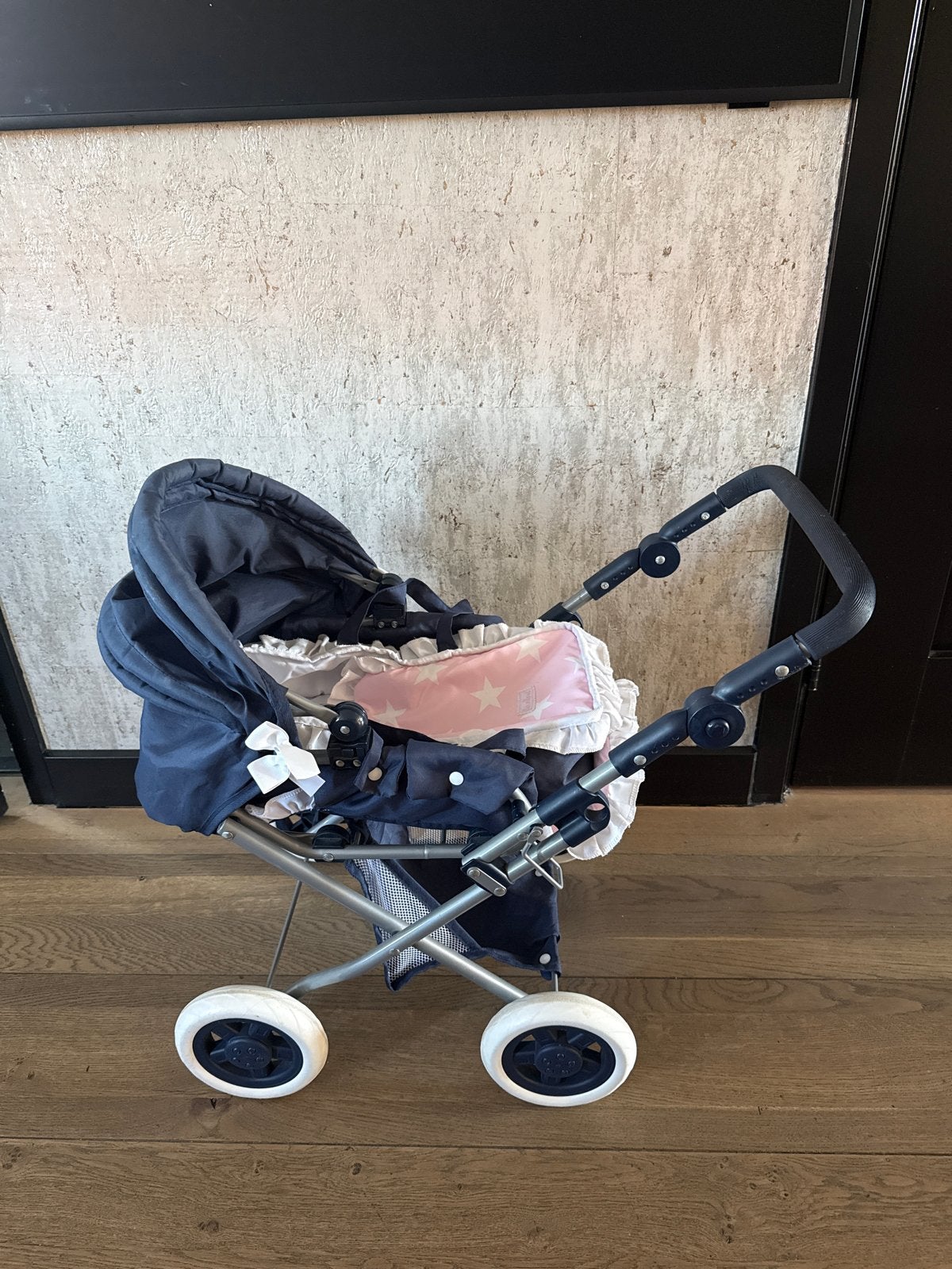 Lanina poppenwagen - Donkerblauw met roze accenten, Kinderen en Baby's, Speelgoed | Poppen, Ophalen, Gebruikt, Babypop
