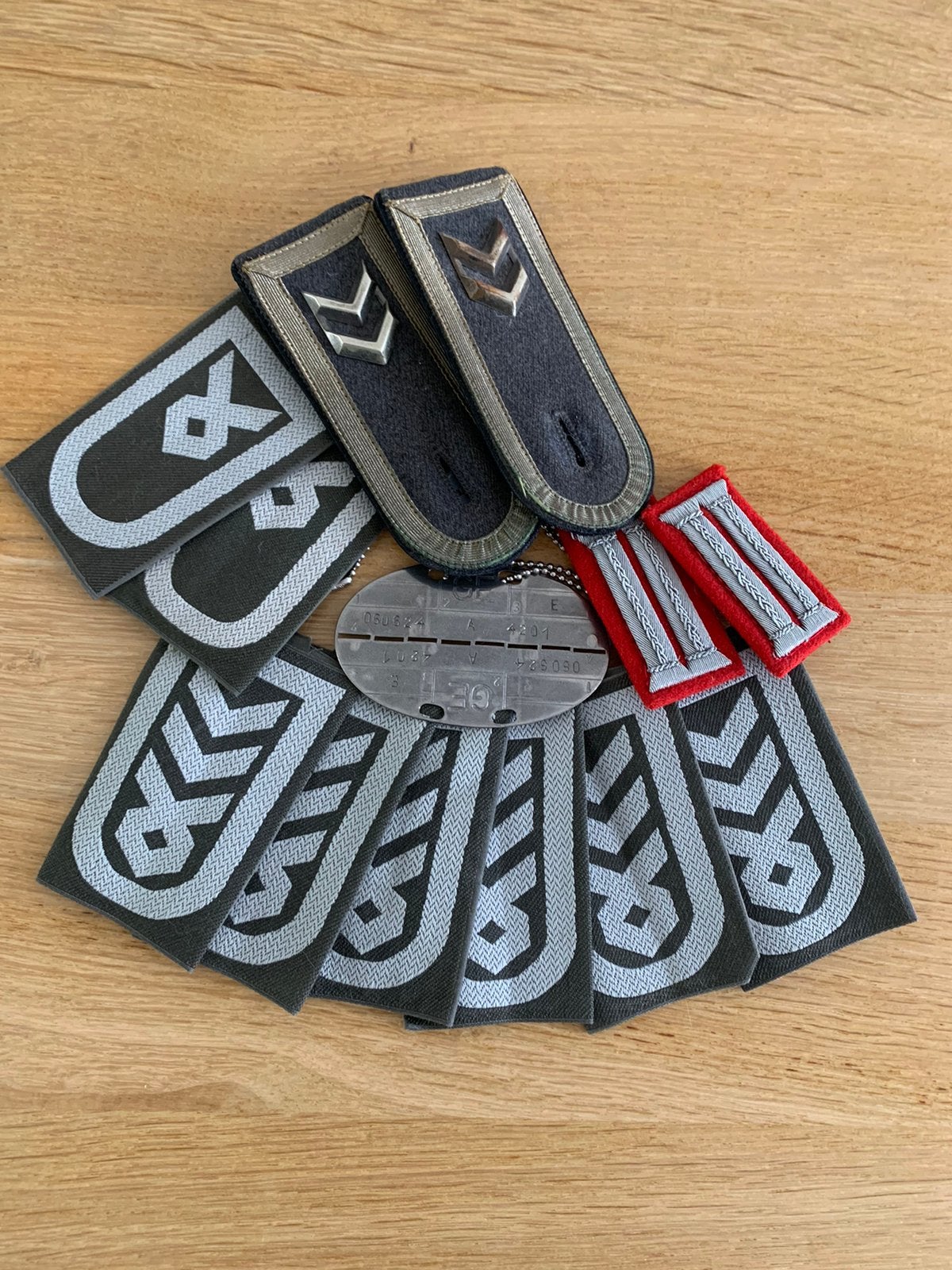 Kraagspiegels en schouderstukken en dogtag  post Ww2 medic, Verzenden, Landmacht, Duitsland