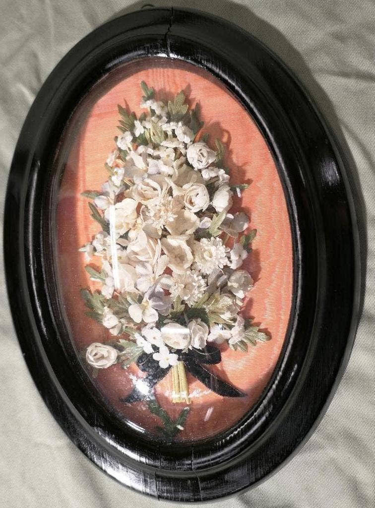Een ovale lijst met zijden bloemen., Ophalen of Verzenden
