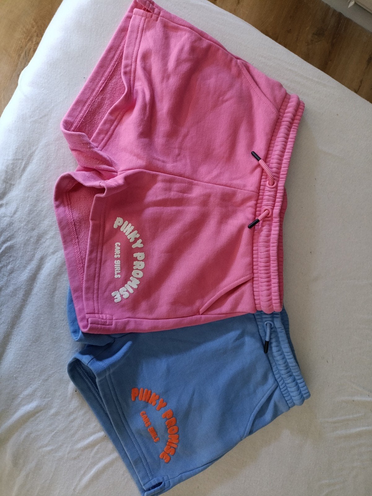 Roze en blauwe shorts 'Pinky Promise' - Meisjes 164 (14), Kleding | Dames, Broeken en Pantalons, Ophalen, Kort, Pinky Promise