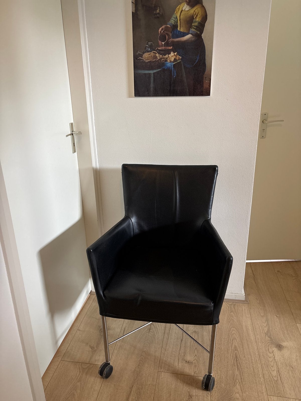 Vier zwartleren eettafelstoelen met wieltjes, Ophalen, Gebruikt, Zwart, Leer