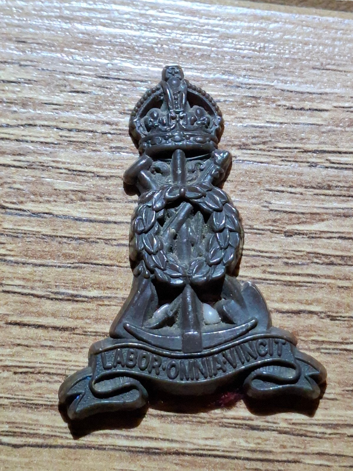 Royal Pioneer Corps economy cap badge (plakboek) WO2, Ophalen of Verzenden, Landmacht, Engeland, Embleem of Badge