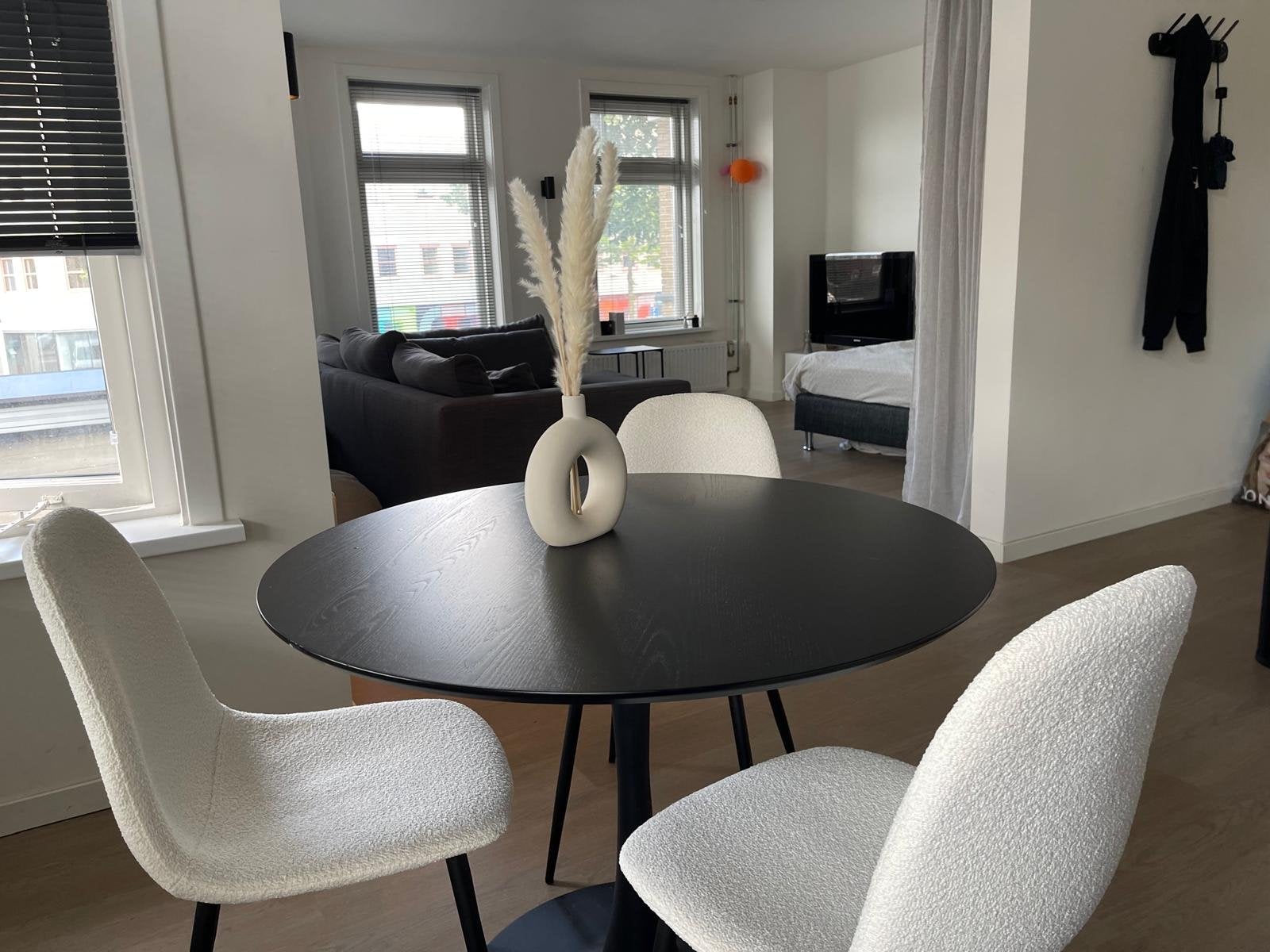 Zwarte ronde tafel met 3 beige teddy stoelen - Zo goed als n, Huis en Inrichting, Rond, Ophalen of Verzenden, Zo goed als nieuw