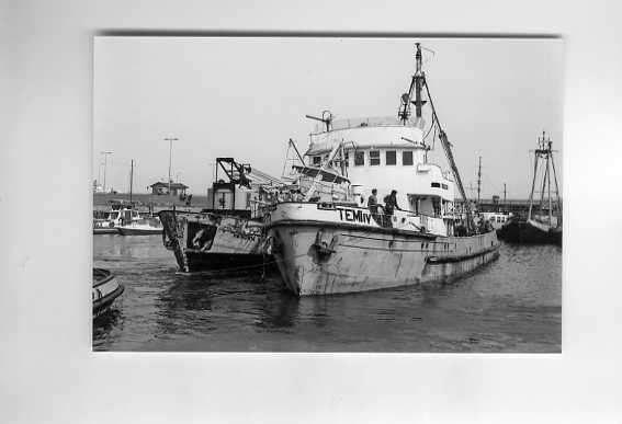 scheepvaart-foto-TEMI IV-na berging-binnenvaart-2x, Ophalen of Verzenden, Zo goed als nieuw, Motorboot, Boek of Tijdschrift