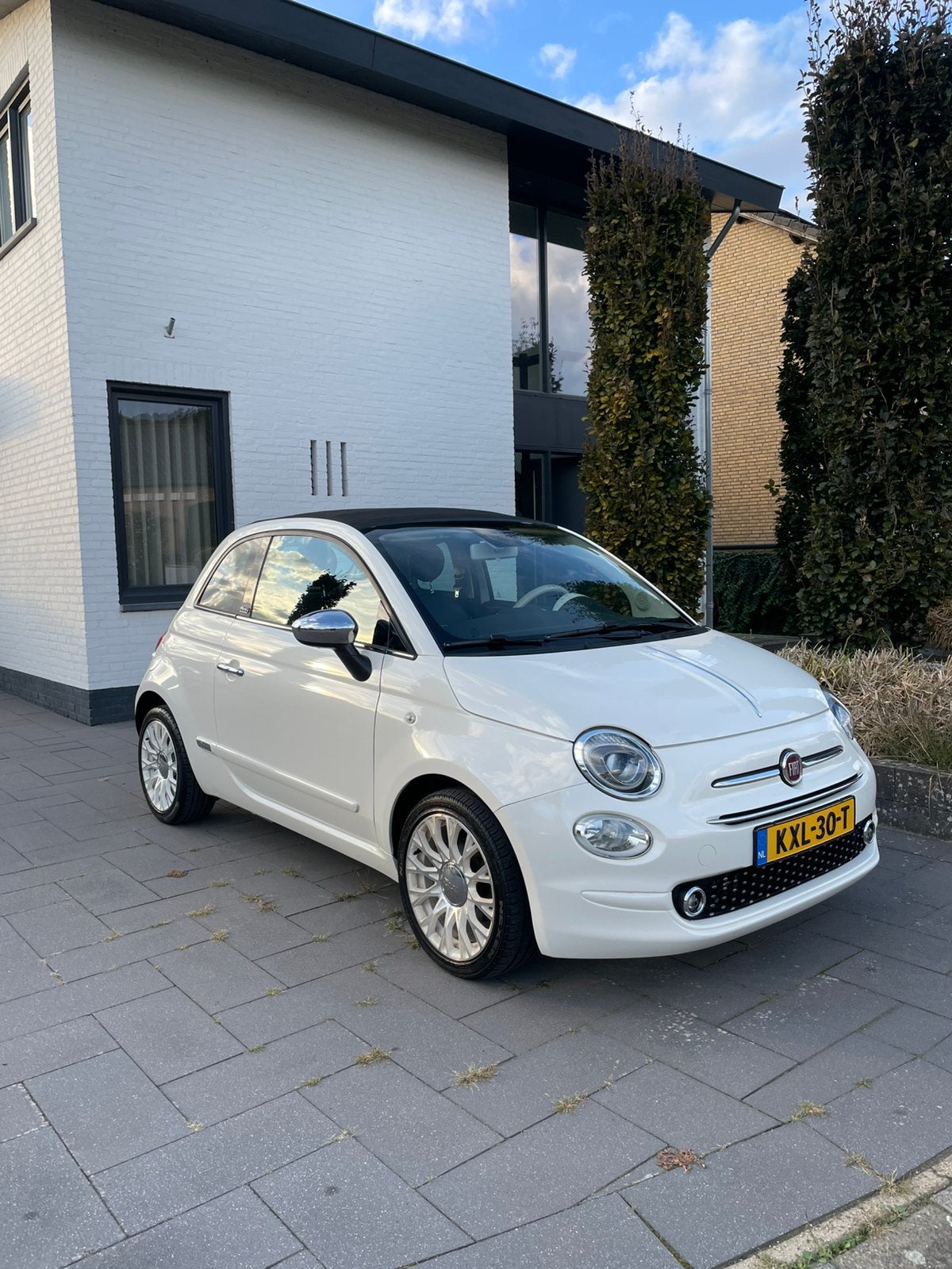 Fiat 500 cabrioTwinair Turbo 85pk 2018 Wit metallic, Auto's, Voorwielaandrijving, Zwart, Wit, Leder