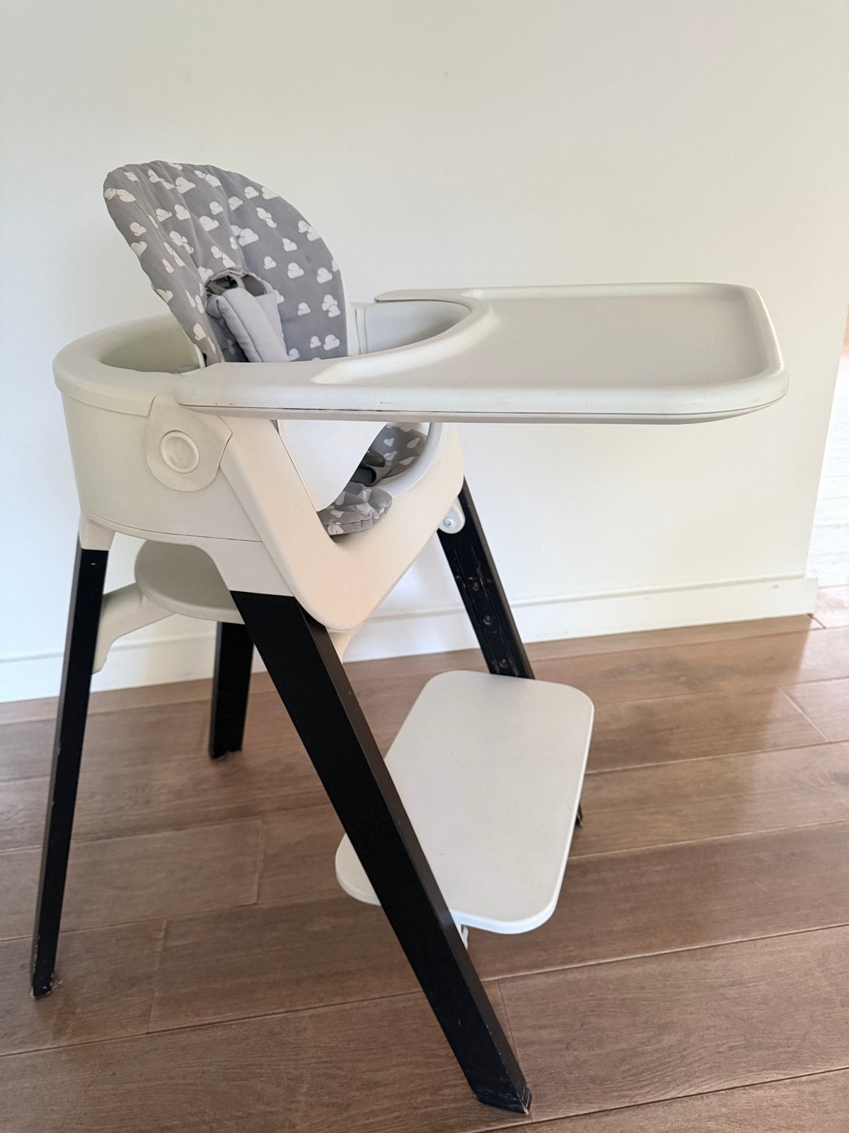 Stokke Steps meegroei kinderstoel met eetblad en kussen, Kinderen en Baby's, Kinderstoelen, Ophalen, Gebruikt, Meegroeistoel, Afneembaar eetblad