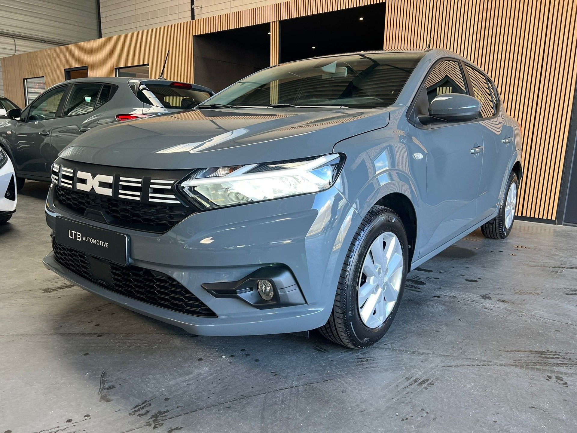 Dacia Sandero 1.0 TCe 90 Expression Automaat|Carplay|Cruise|, Auto's, Automaat, Stof, Gebruikt, Zwart