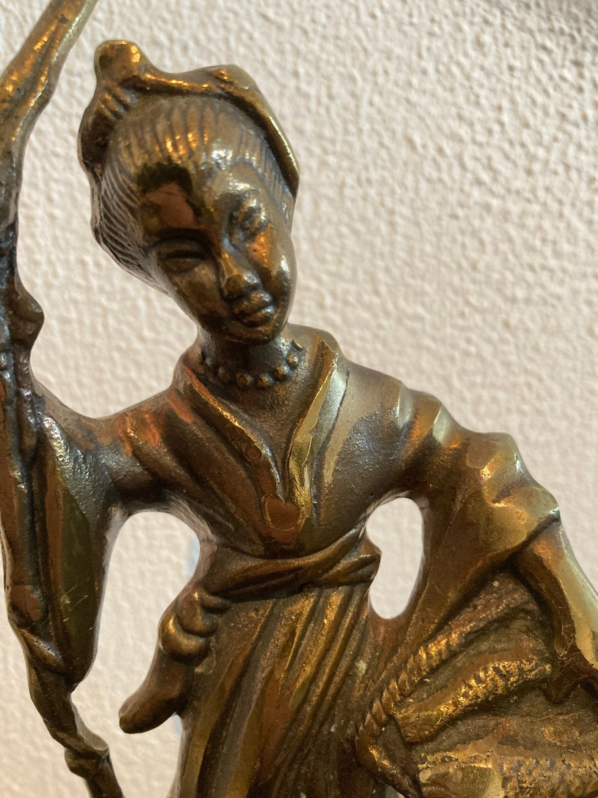 Massief bronzen beeld: Aziatische vissersvrouw met mand, 20 cm, Goud, Handgemaakt, Ophalen of Verzenden