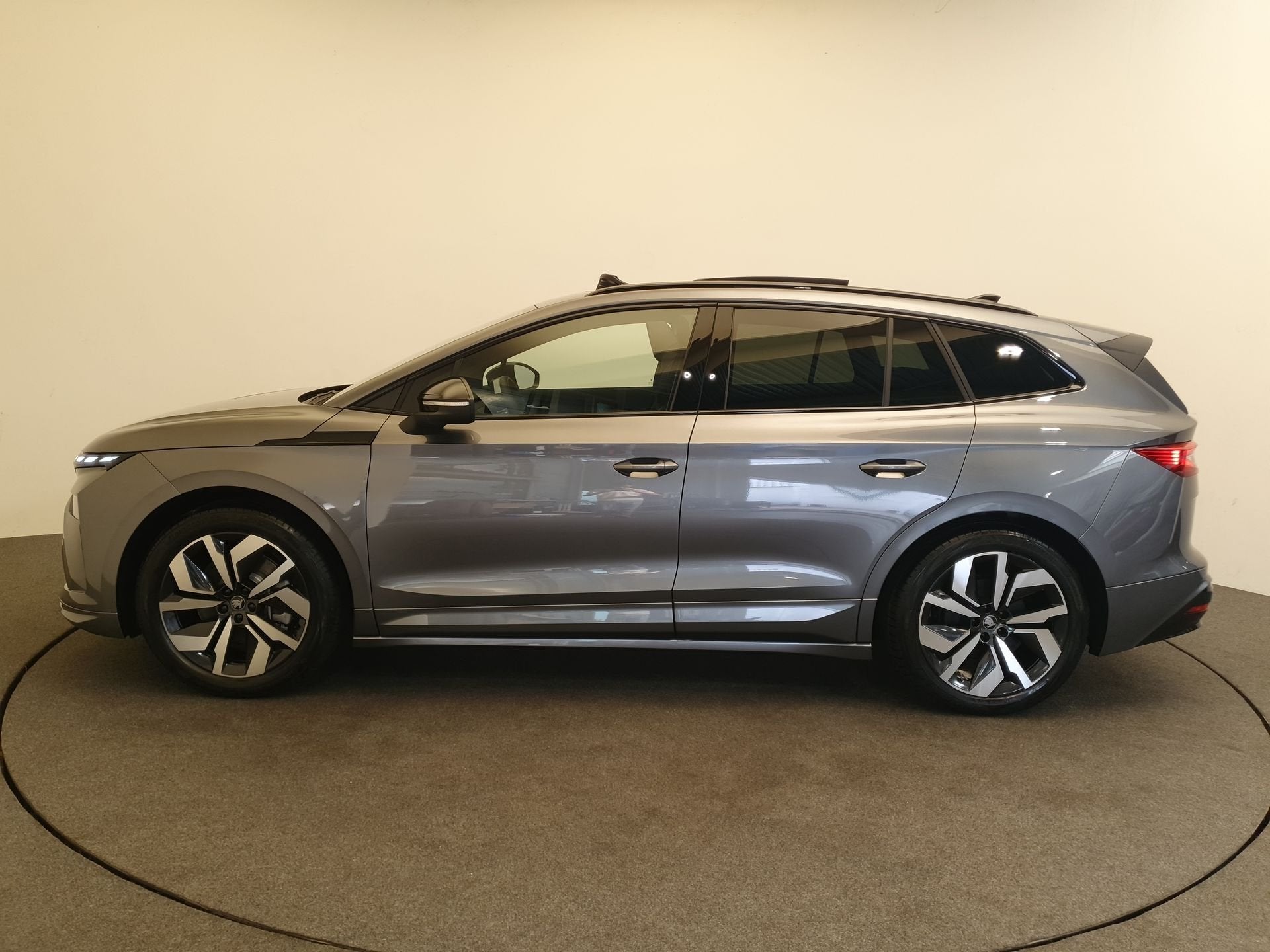 Skoda Enyaq 85 Sportline 82 kWh 286pk 2.000kg trekgewicht, P, Auto's, Skoda, Automaat, Achterwielaandrijving, Zwart, Nieuw