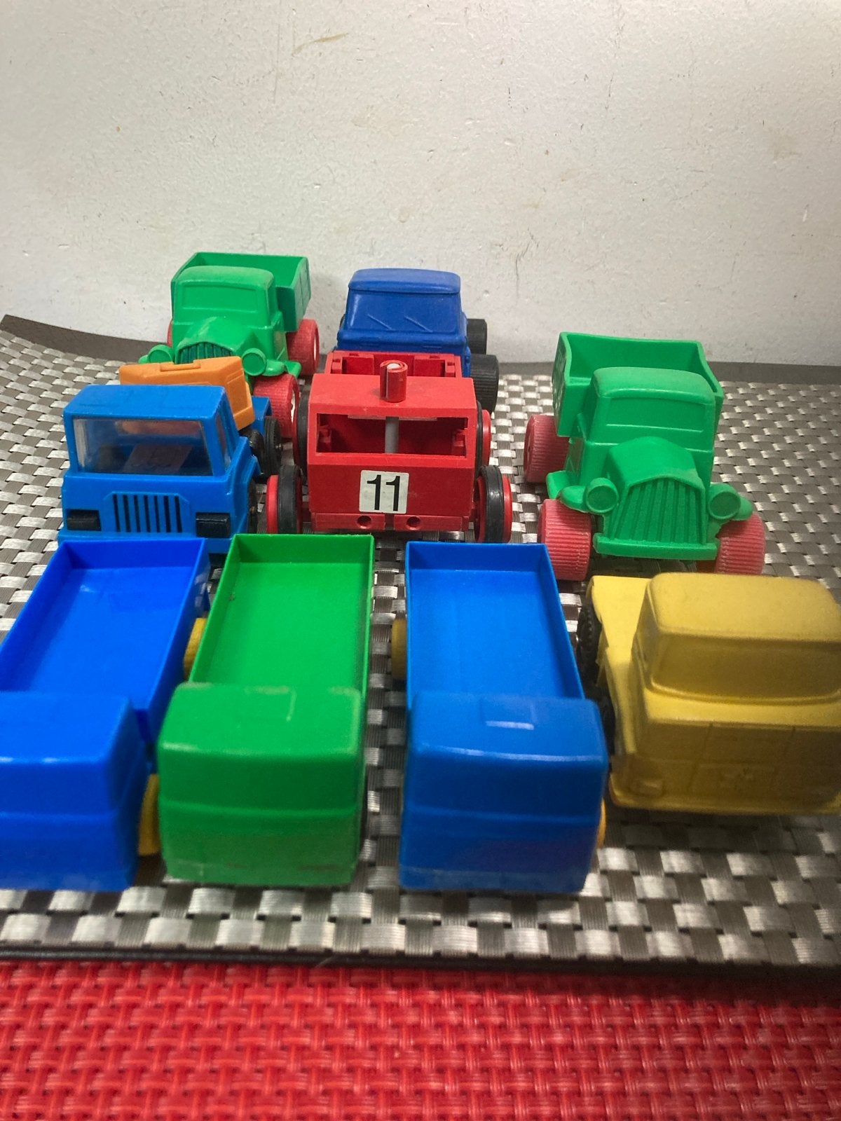 8 Vintage Speelgoed Vrachtwagens - Kleurrijke Set, Ophalen of Verzenden, Gebruikt