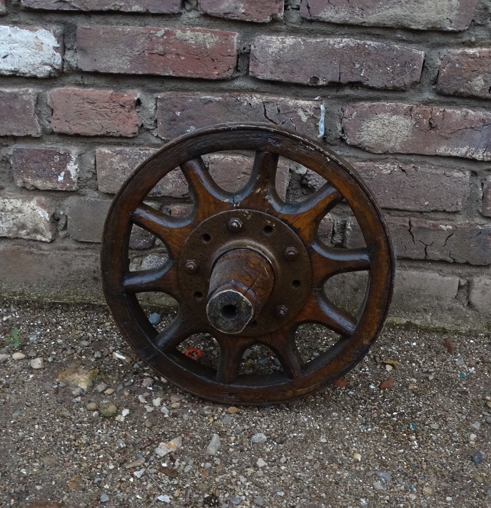 oude houten wiel voor kruiwagen, Ophalen