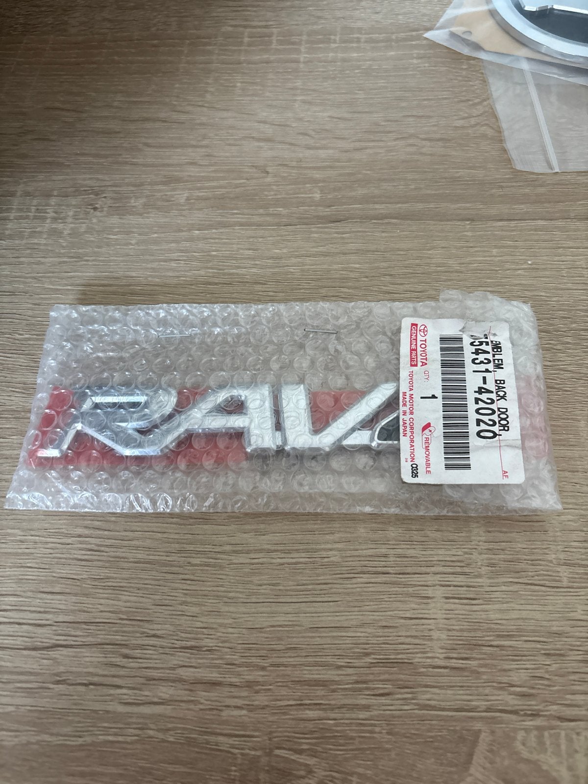 Nieuw Toyota RAV4 Embleem Achterklep - Origineel Onderdeel, Achterklep, Nieuw, Ophalen of Verzenden, Toyota