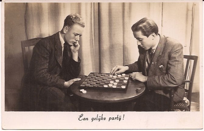 DAMMEN  DAMSPEL  2  MANNEN echte  foto 917  staat !, Verzenden, Voor 1920, Gelopen, Sport en Spel