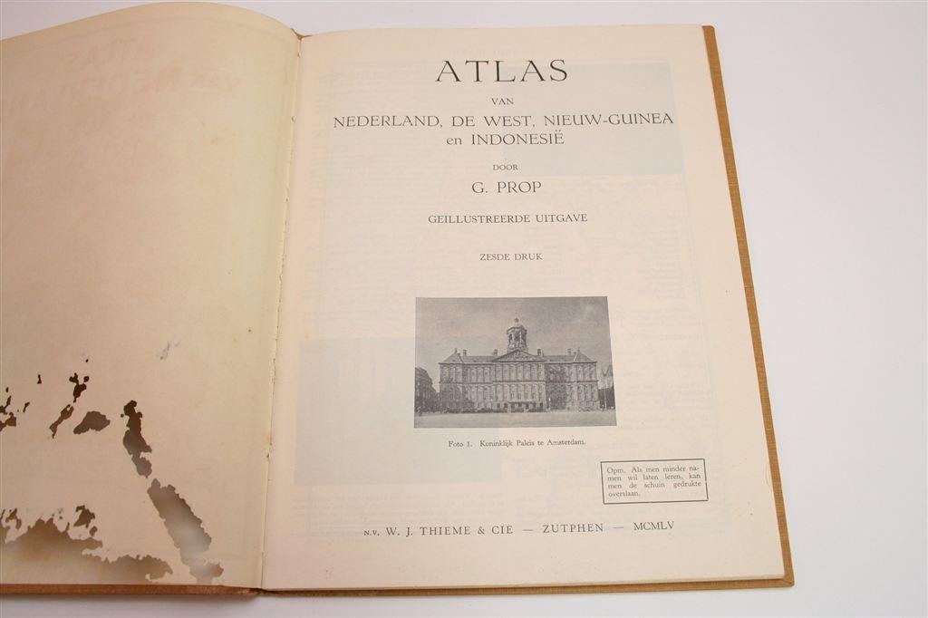 Atlas Prop [1955] — Nederland, de West en Indonesië, Boeken, Gelezen, Ophalen of Verzenden, Landkaart, 1800 tot 2000