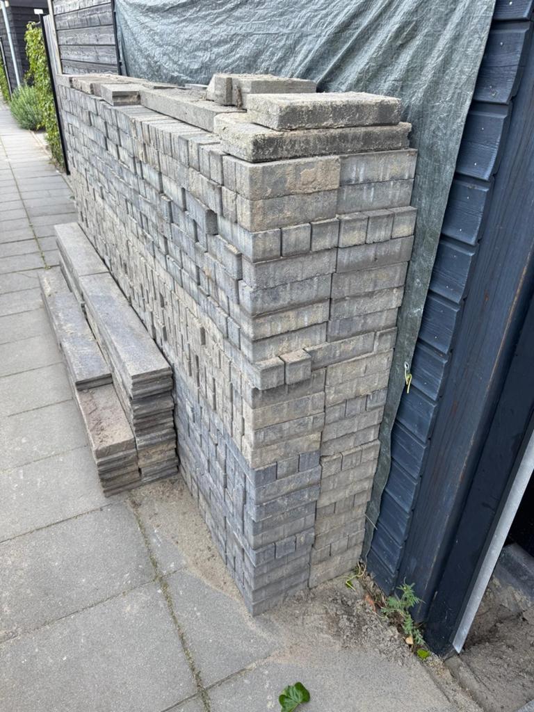 Gratis nette grijze klinkers  25 m² - uit elkaar gehaald, Tuin en Terras, Tegels en Klinkers, Ophalen, Gebruikt, Klinkers, 10 m² of meer