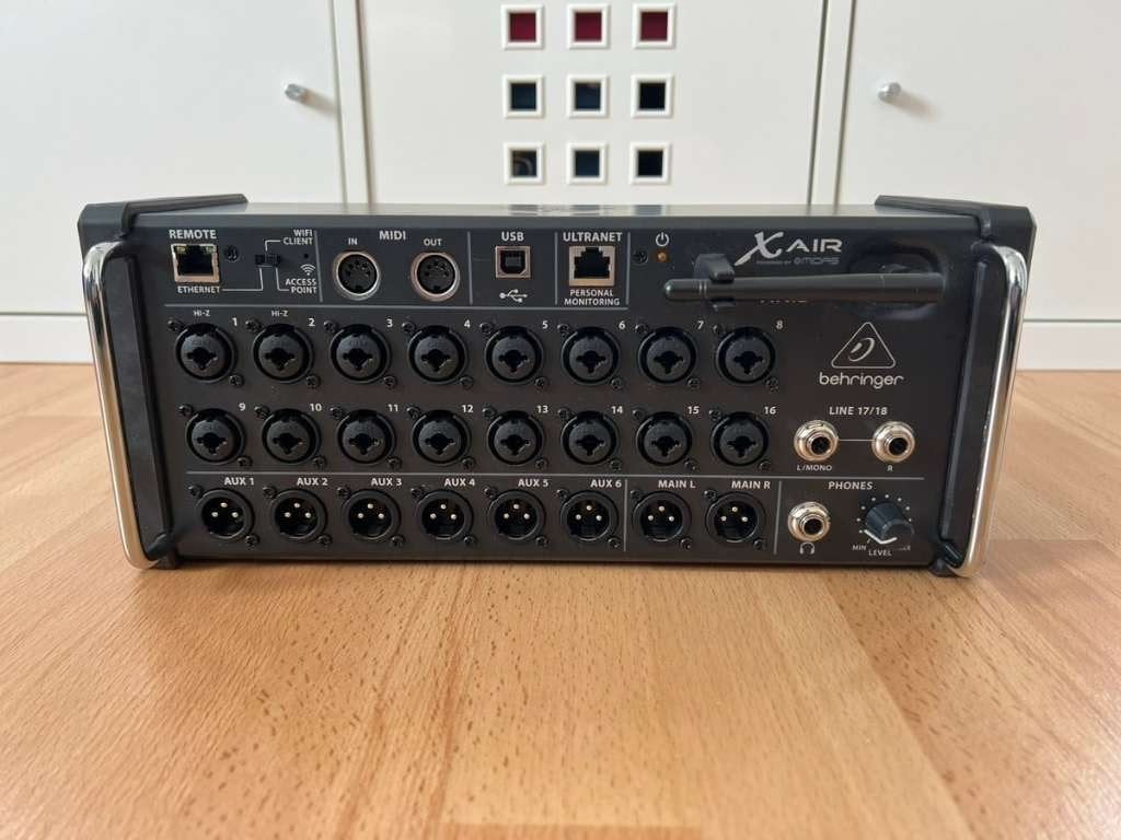 Behringer X Air XR18 Bag Bundle