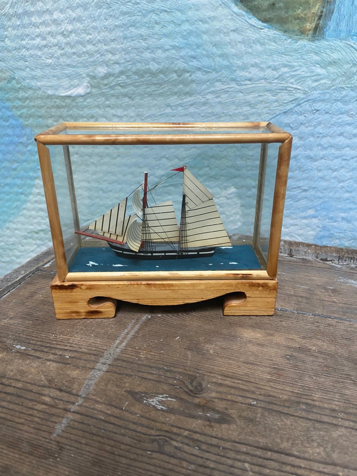Vintage ‘70-‘80 tweemaster in bamboe vitrinekastje, Antiek en Kunst, Curiosa en Brocante, Ophalen of Verzenden