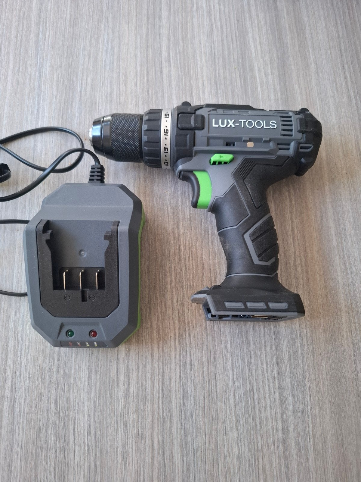 Lux-Tools Accuboormachine met lader, Gebruikt, Variabele snelheid, Ophalen of Verzenden, Boor- en Schroefmachine