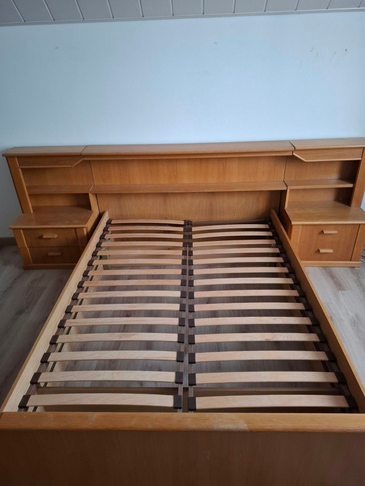 Blank eiken tweepersoonsbed met nachtkastjes en lampjes, Huis en Inrichting, Ophalen, Gebruikt, Bruin, Tweepersoons