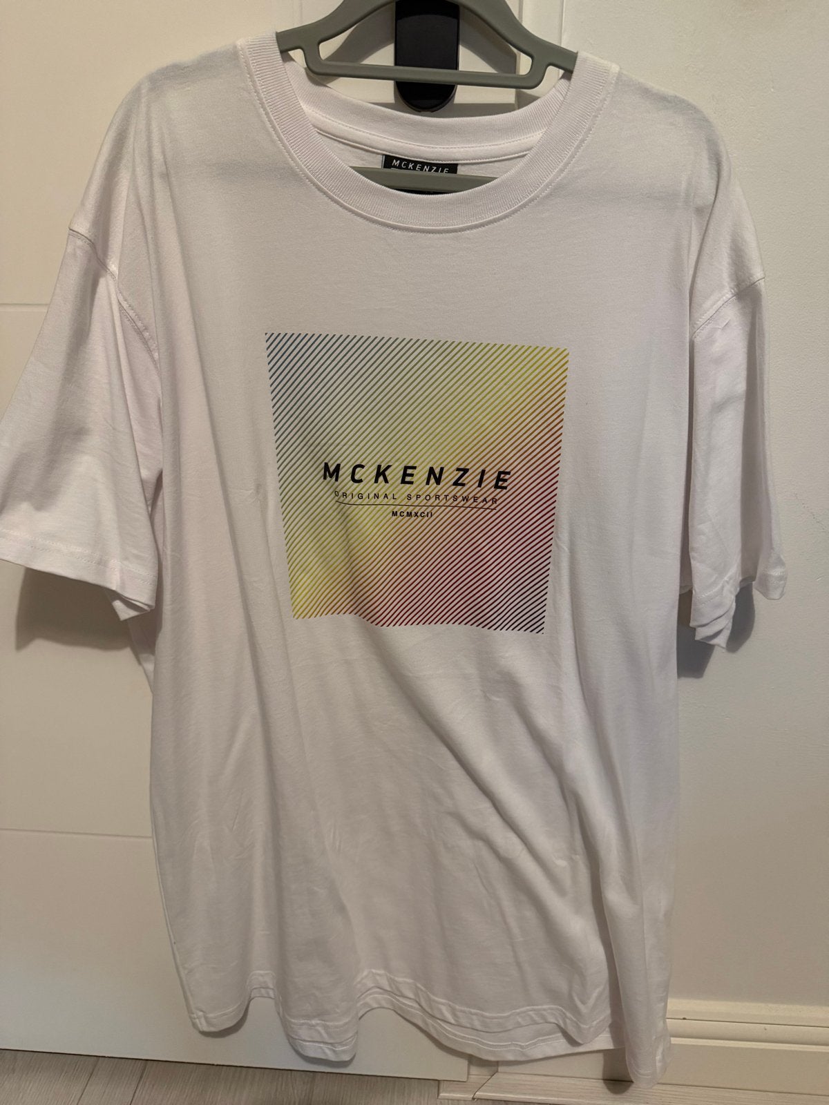 McKenzie T-shirt wit met kleurrijk logo maat XXL, Ophalen of Verzenden, Zo goed als nieuw, Overige maten, Wit