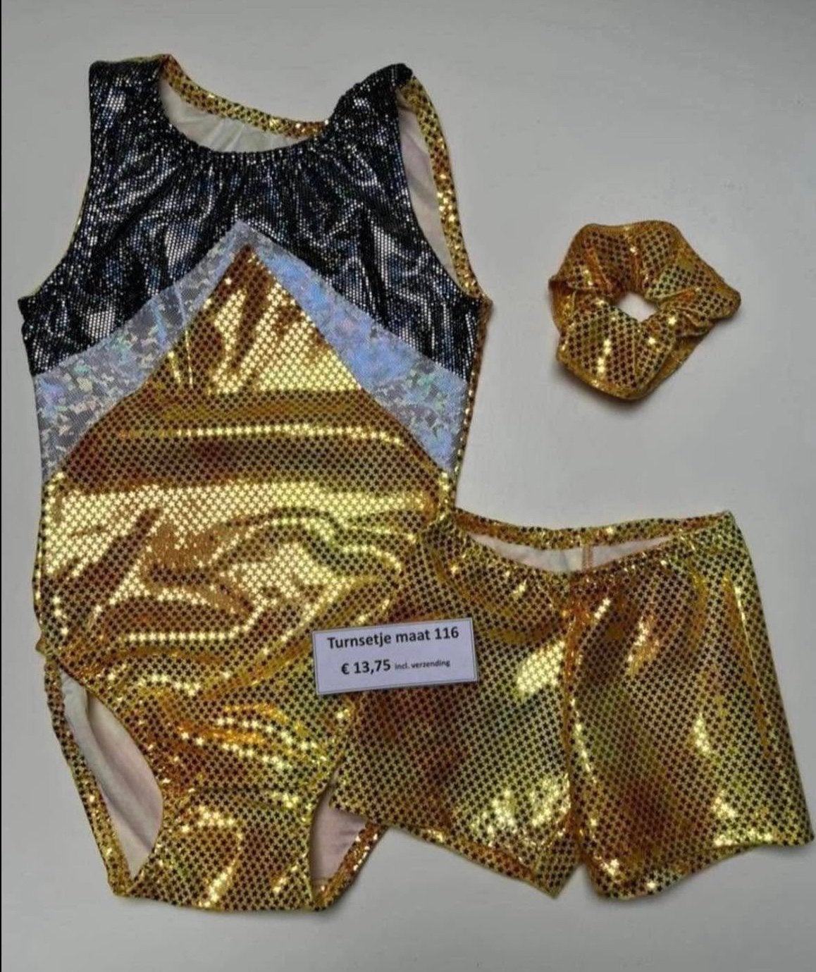 Gouden Turnpakje met Broekje en Scrunchie Maat 116, Nieuw, Ophalen of Verzenden, Goud, Kleiner dan kindermaat 122