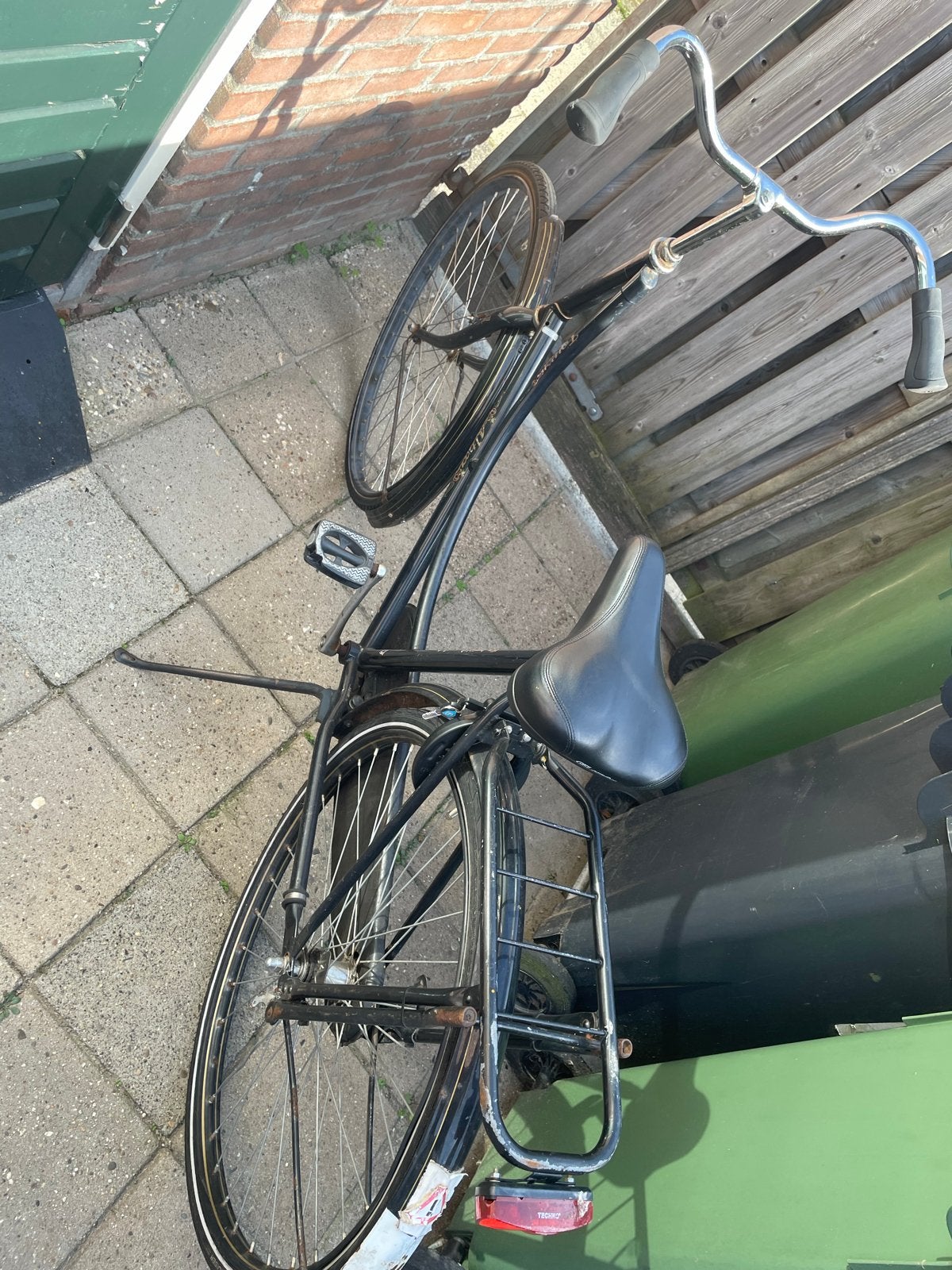Degelijke zwarte damesfiets met terugtraprem