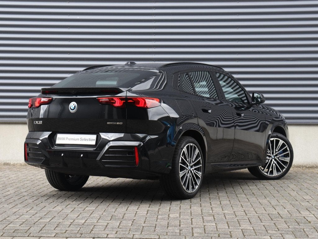 BMW iX2 eDrive20 | M Sportpakket | Innovation Pack | Head-Up, Auto's, BMW, 750 kg, Met garantie (alle), 33 min, Zwart