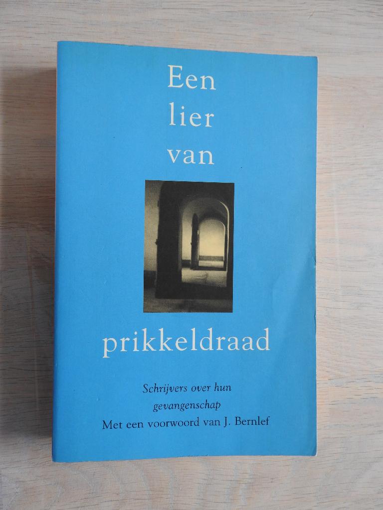 Een lier van prikkeldraad -Schrijvers over hun gevangenschap, Ophalen of Verzenden, Tweede Wereldoorlog, Zo goed als nieuw, Overige onderwerpen