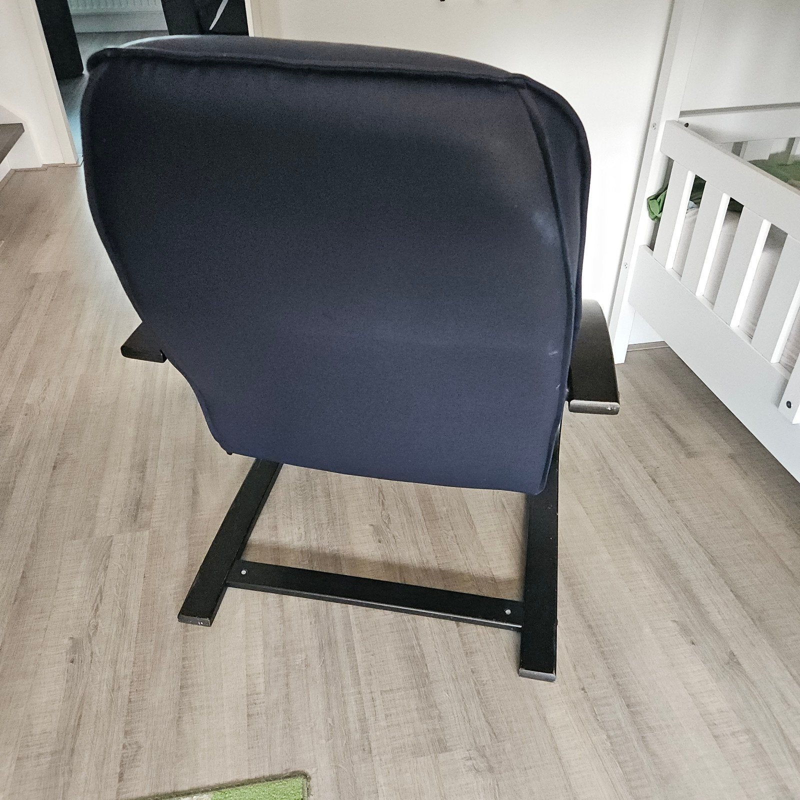 Comfortabele donkerblauwe leren relax/schommel stoel, Ophalen, Gebruikt, Blauw, Hout