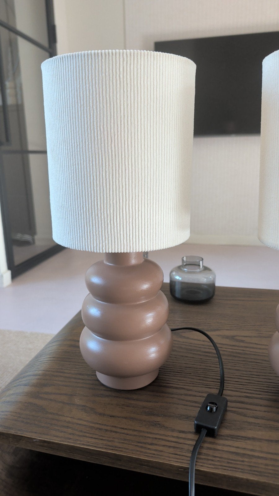 2 tafellampen met ribstof offwhite/beige kap, Nieuw, Bruin, Steen/keramiek, E27 (groot)