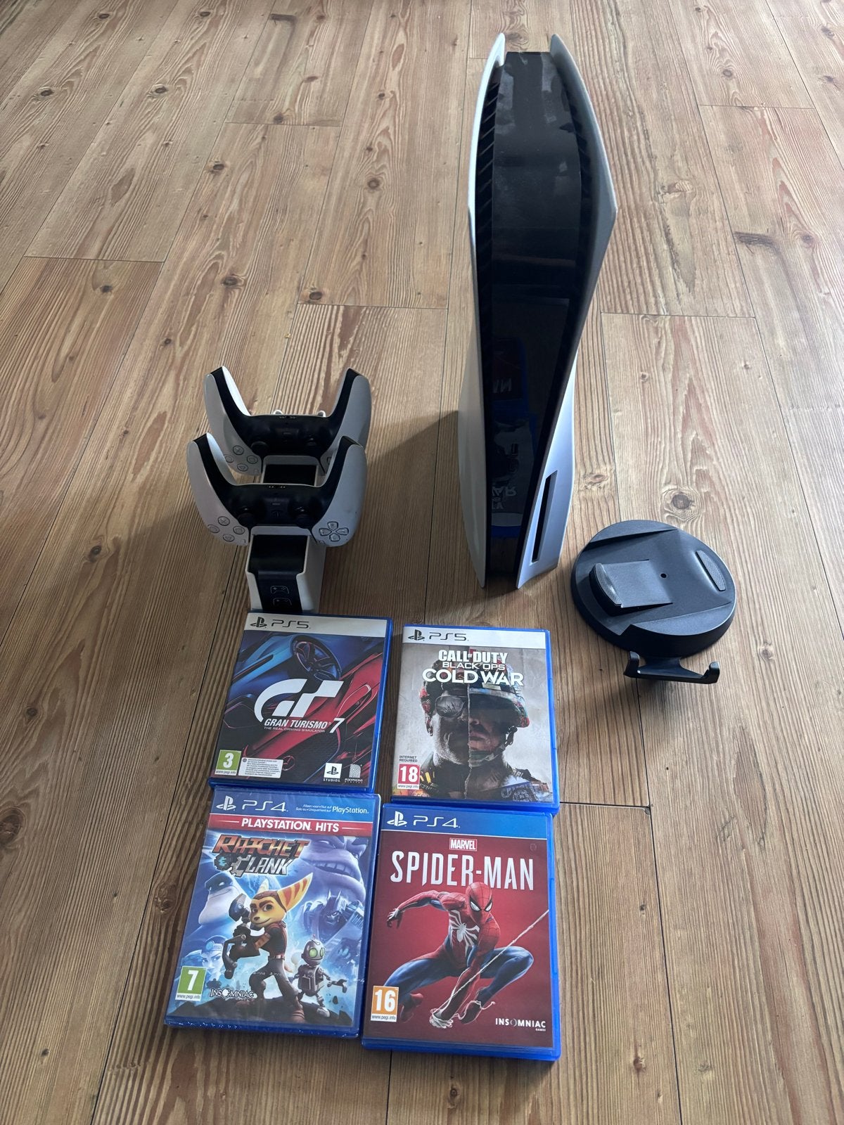 PlayStation 5 Disc Edition met 4 games en oplader, Spelcomputers en Games, Spelcomputers | Sony PlayStation 5, Verzenden, Zo goed als nieuw