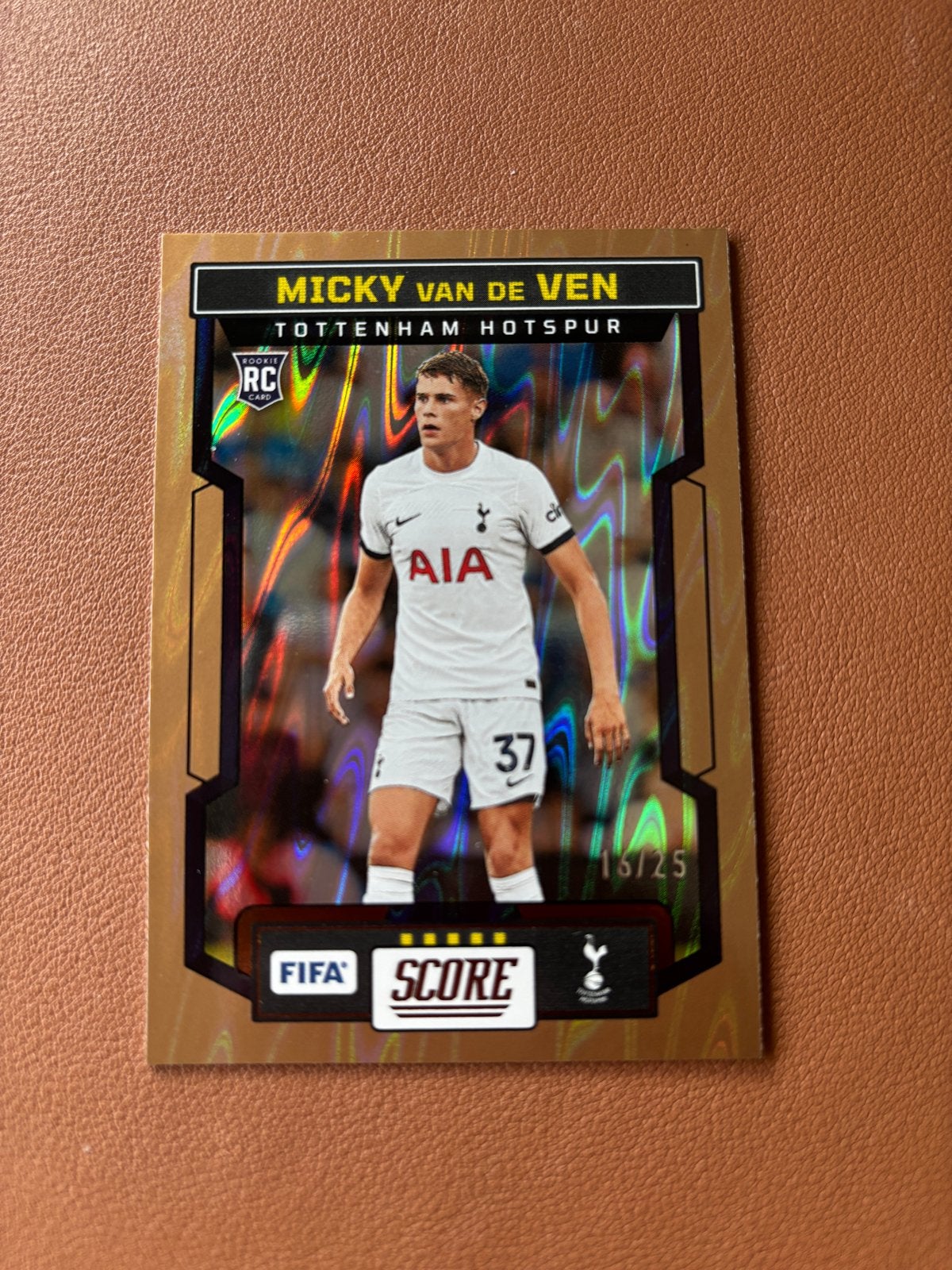 Micky van de Ven Rookie RC /25 FIFA Score Spurs, Verzenden, Zo goed als nieuw, Buitenlandse clubs, Spelerskaart