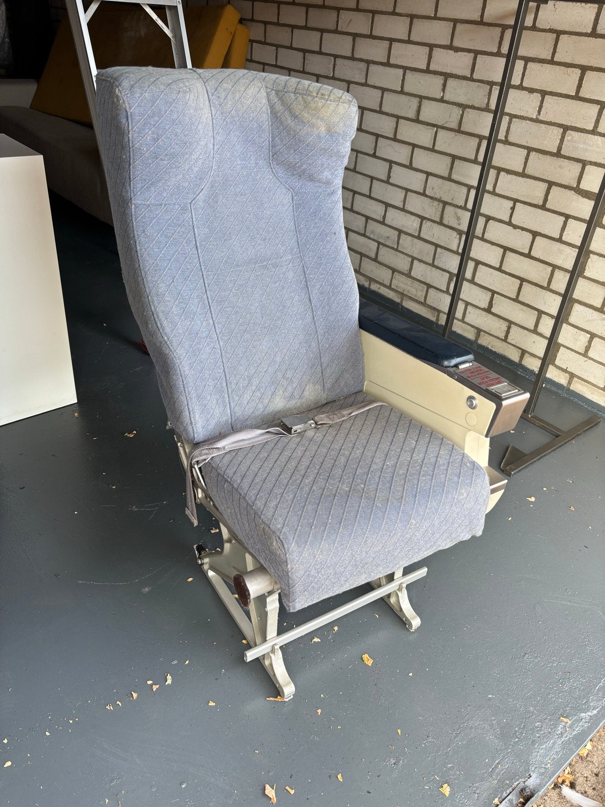 B/A Aerospace vliegtuigstoel uit 1997 met klaptafel en asbak, Ophalen