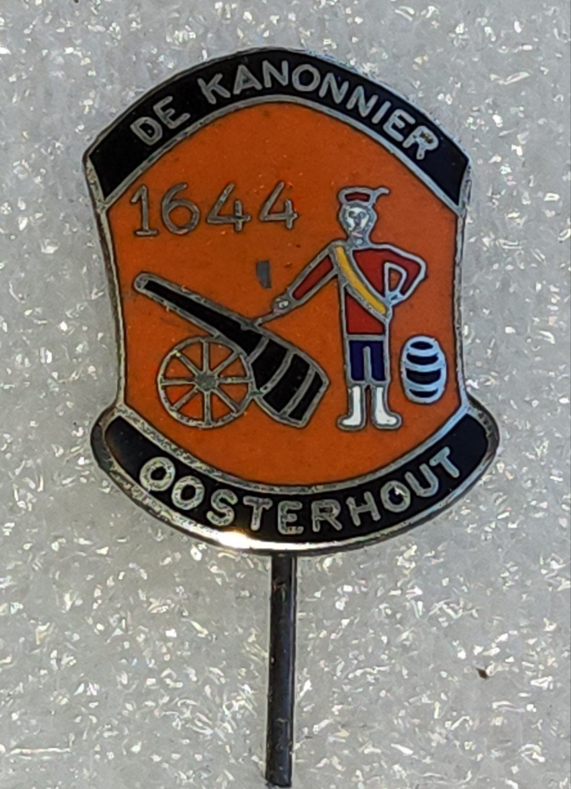 Emaille Speldje "De Kanonnier 1644 Oosterhout", Verzamelen, Ophalen of Verzenden, Gebruikt, Overige onderwerpen, Speldje of Pin