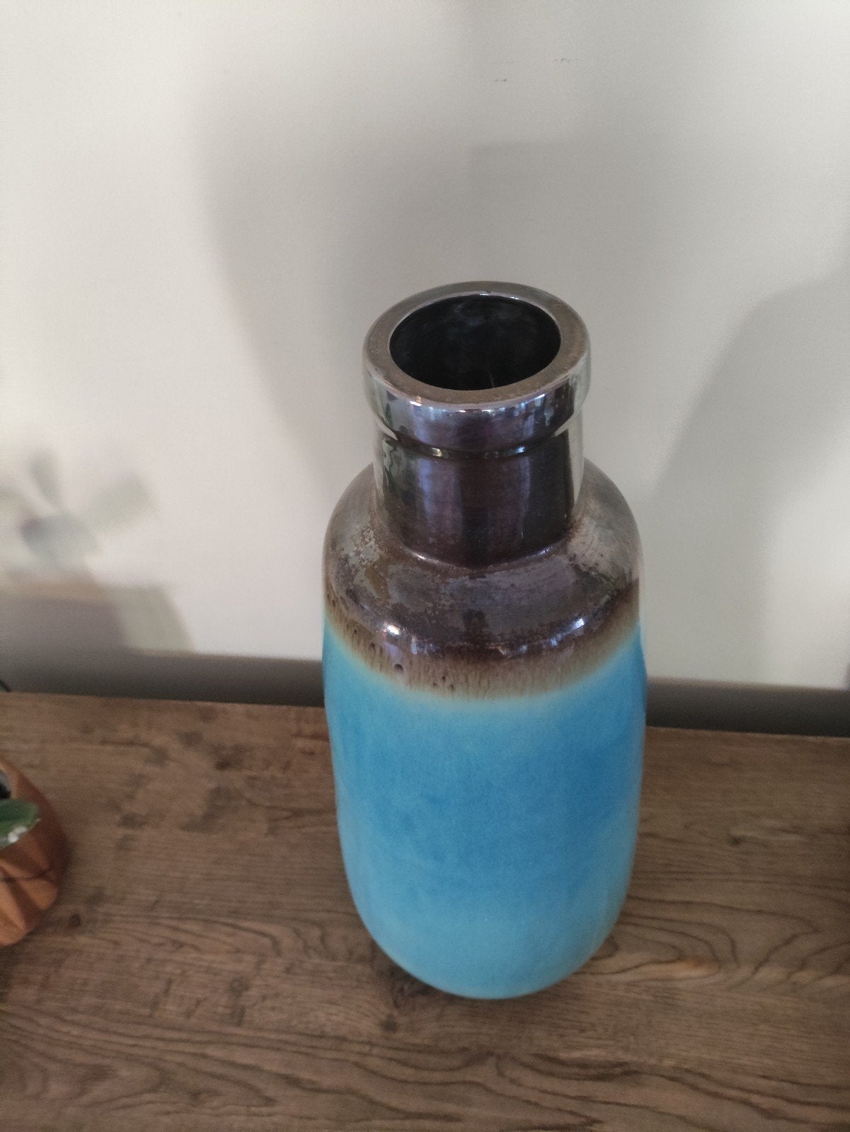 Grote turquoise vaas met bruine hals.  Hoogte is 50 cm., Blauw, Ophalen of Verzenden, Zo goed als nieuw, Geschikt voor droogbloemen