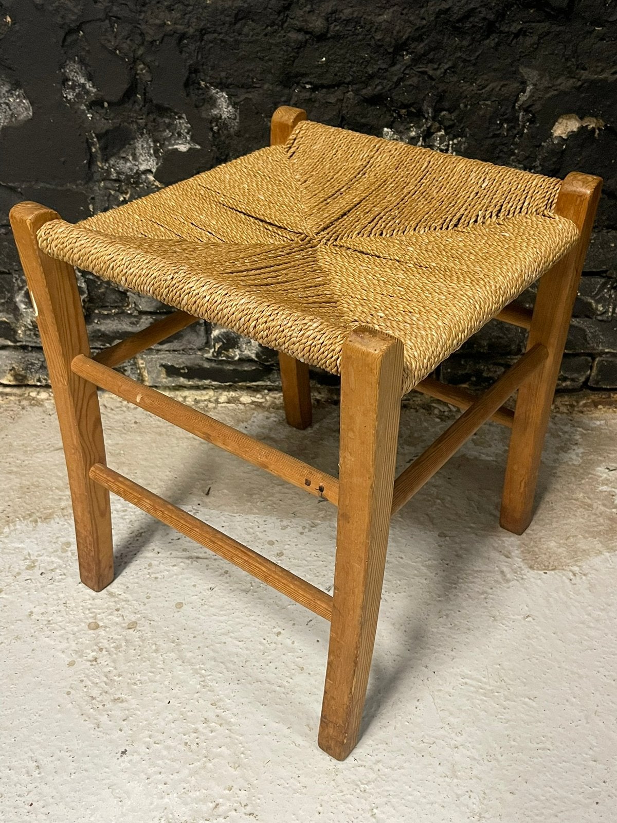 Vintage 70’s houten kruk touwzitting sober stoer, Ophalen, Gebruikt, Hout