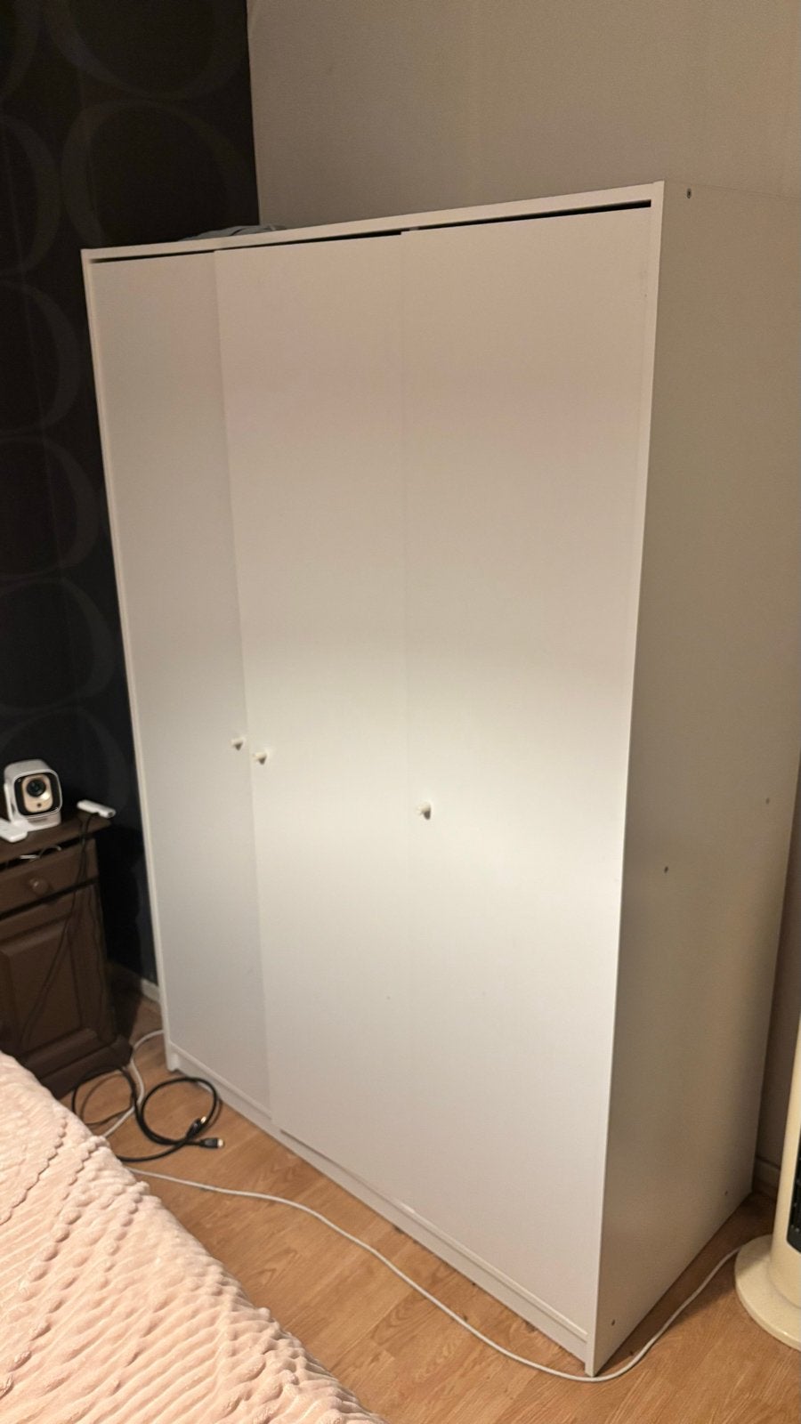 IKEA KLEPPSTAD Witte kledingkast met planken en hangruimte, Huis en Inrichting, Ophalen, 100 tot 150 cm, Zo goed als nieuw, 150 tot 200 cm