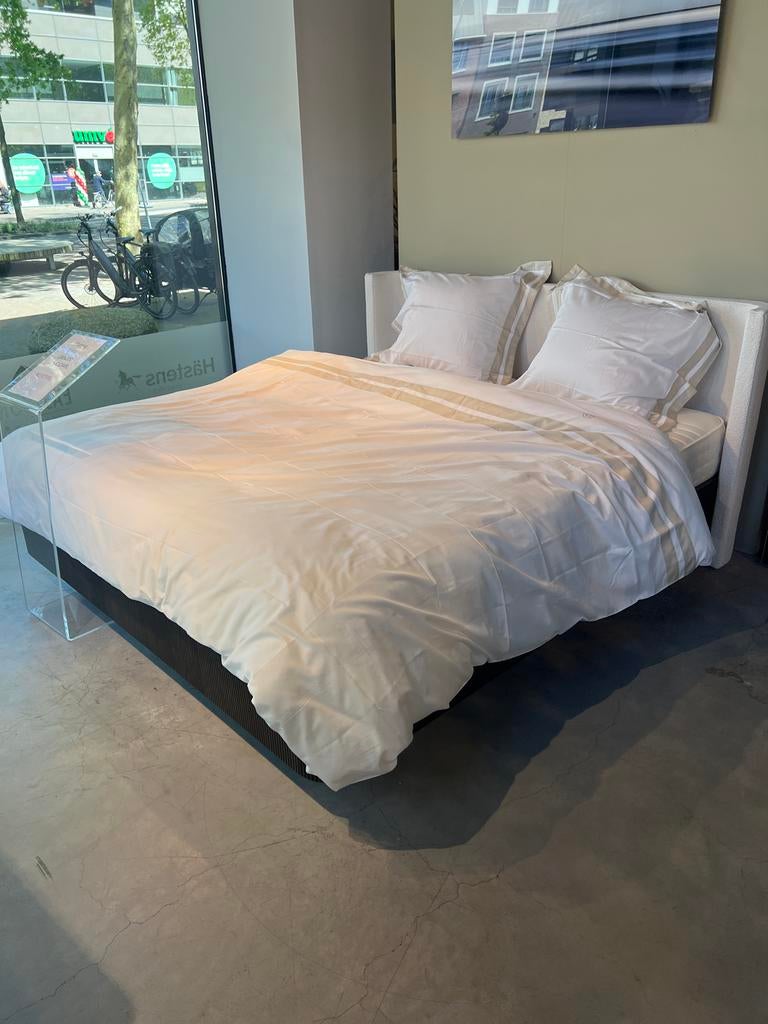 Luxe tweepersoonsbed met gestoffeerd hoofdbord, Tweepersoons, Ophalen of Verzenden, Zo goed als nieuw, 180 cm