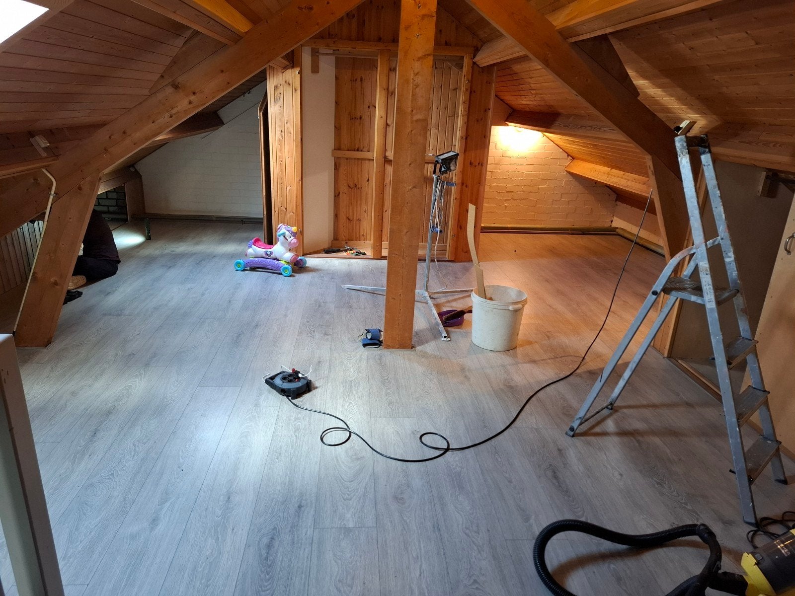 Lichtgrijze laminaatvloer +30m² - Zo goed als nieuw, Doe-het-zelf en Verbouw, Ophalen, 50 tot 150 cm, Zo goed als nieuw, 10 m² of meer