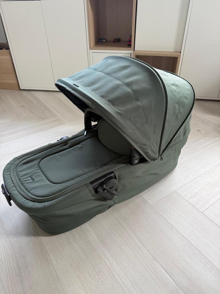 Joolz Aer reiswieg in Forest Green, Kinderen en Baby's, Kinderwagens en Combinaties, Ophalen of Verzenden, Zo goed als nieuw, Met reiswieg