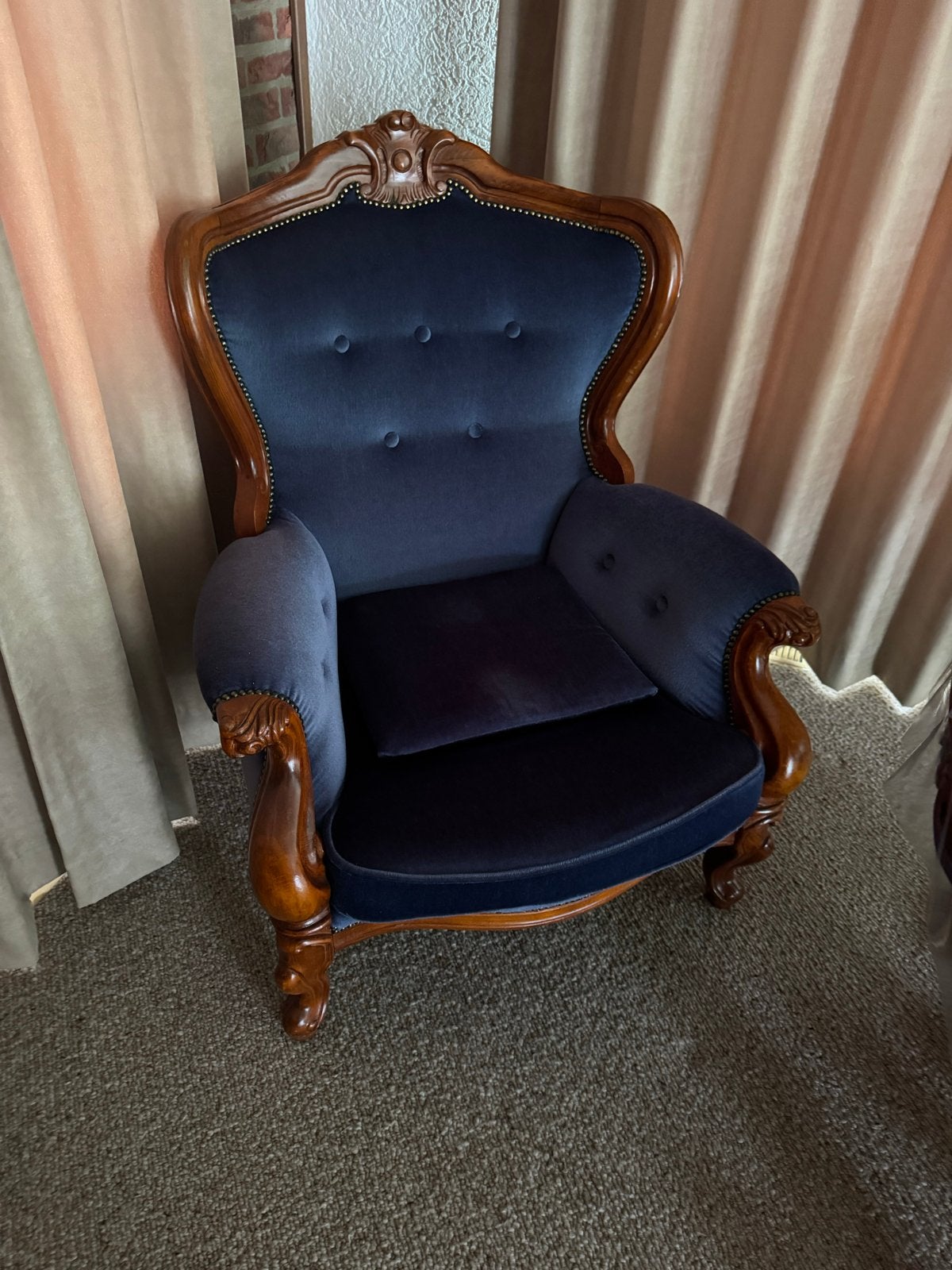 Vintage fauteuil, donkerblauw fluweel, houtsnijwerk, Ophalen of Verzenden