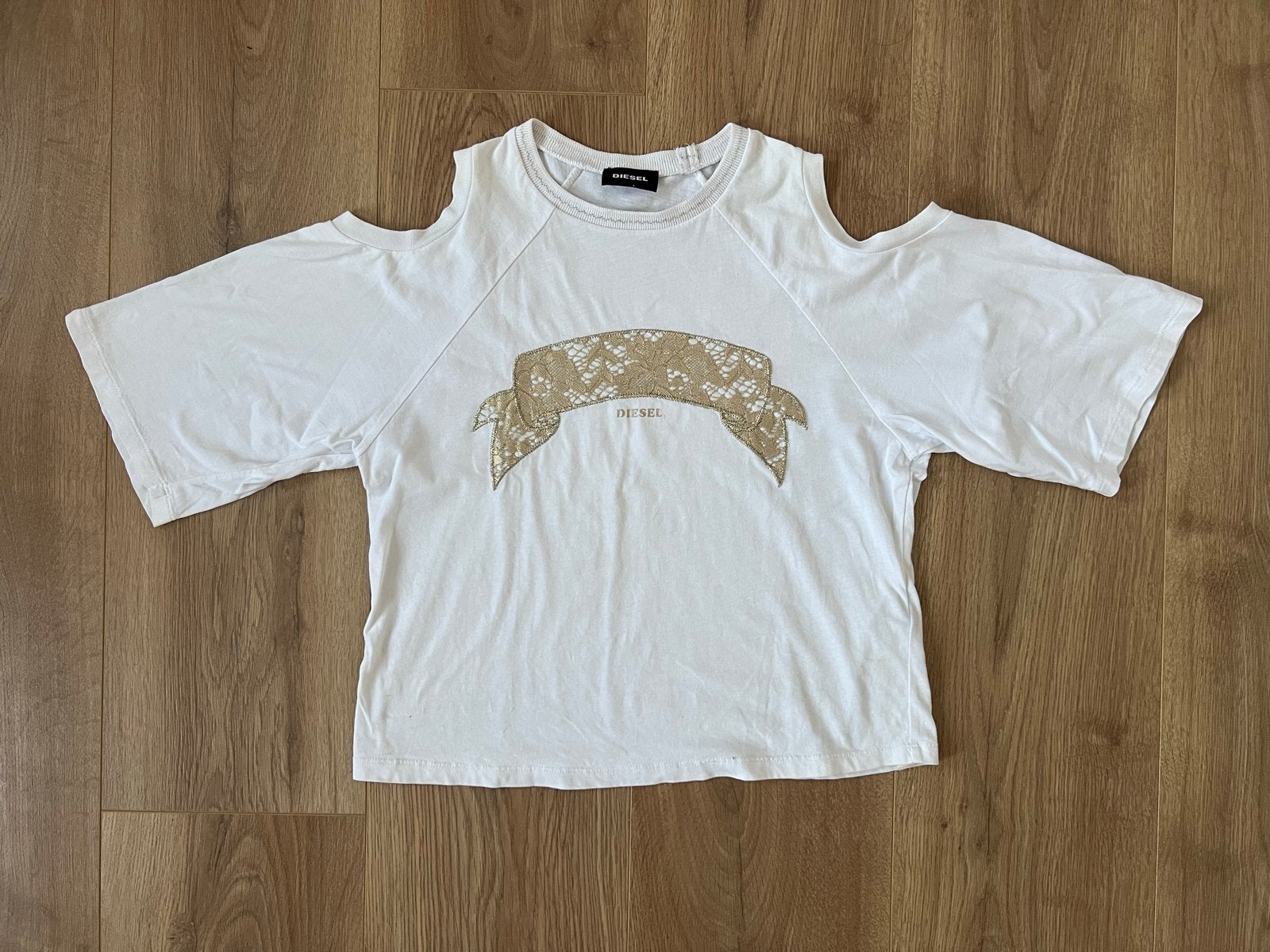 Diesel cold shoulder T-shirt met gouden opdruk, maat 9y, Kinderen en Baby's, Kinderkleding | Maat 134, Ophalen of Verzenden, Zo goed als nieuw